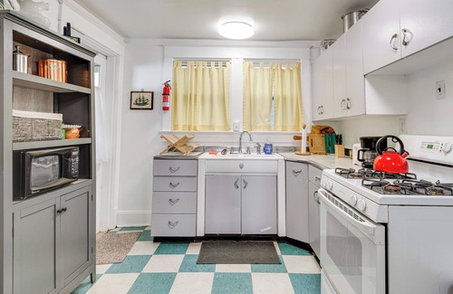 Windsor Park Apartment | 3 Mi to Dtwn Indy: 20th-century Apt w/Fenced Yard