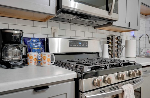Downtown Phoenix Apartment | 3 Mi to Dtwn Phoenix: Apt w/Shared Patio
