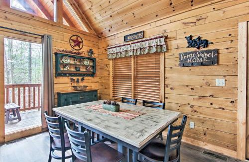 Black Bear Falls House | 3 Mi to Gatlinburg Cabin with Deck and Pool Table!