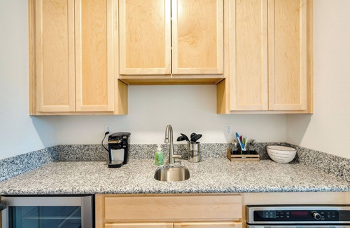 Roseville Apartment | 3 Mi to Golf & Shopping: Cozy Roseville Studio