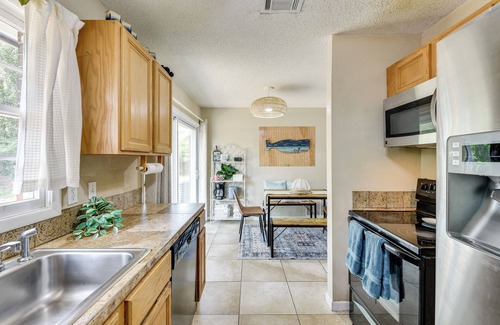 Fort Walton Beach Cottage | < 3 Mi to Gulf: Family-friendly Retreat w/Yard!