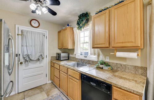 Fort Walton Beach Cottage | < 3 Mi to Gulf: Family-friendly Retreat w/Yard!