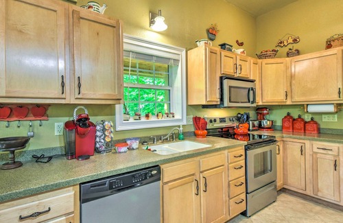 Hayesville Cabin | 3 Mi to Museums: Smoky Mountains Cabin w/Deck