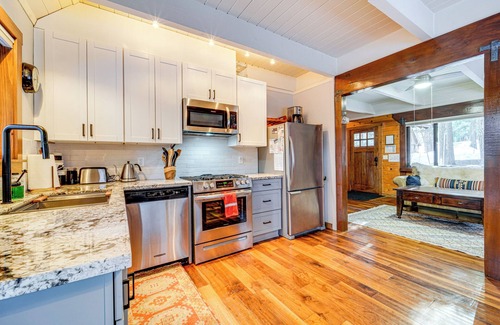 Truckee Cottage | 3 Mi to Skiing: Retreat w/Deck in Tahoe Donner!