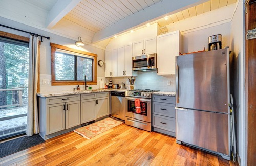Truckee Cottage | 3 Mi to Skiing: Retreat w/Deck in Tahoe Donner!