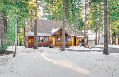 Truckee Cottage | 3 Mi to Skiing: Retreat w/Deck in Tahoe Donner!