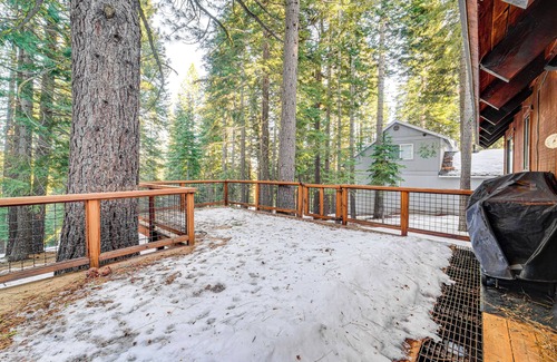 Truckee Cottage | 3 Mi to Skiing: Retreat w/Deck in Tahoe Donner!