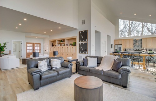 Tate House | 3 Mi to Winery: Jasper Mountain Chalet w/Hot Tub!