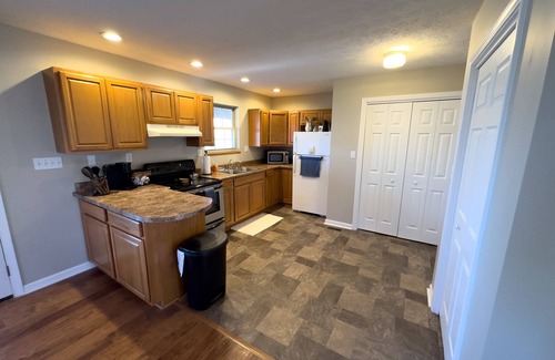 Albany House | 3 miles from Wolf Creek Dam! Boat and camper parking available