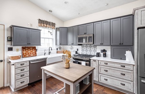 Westfield House | 3 miles to Grand Park. Pet-Friendly w/Game Room!