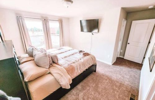 Southeast Colorado Springs House | 3 Min to Airport Gates Pet Friendly Townhouse