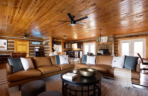 Gnaw Bone Cabin | 3 min to BCSP+Hot Tub+Fire Pit+Swing Set+Games+Pet Friendly!