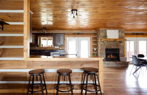 Gnaw Bone Cabin | 3 min to BCSP+Hot Tub+Fire Pit+Swing Set+Games+Pet Friendly!