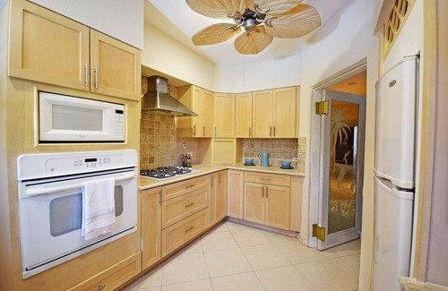 Marine Gardens House | 3 Min Walk to Beach - Blessed Manor (6 Bed House)