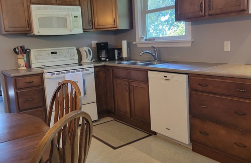 Kincardine House | 3 Min walk to the beach and town, 3 Bed, 2 Bath house!