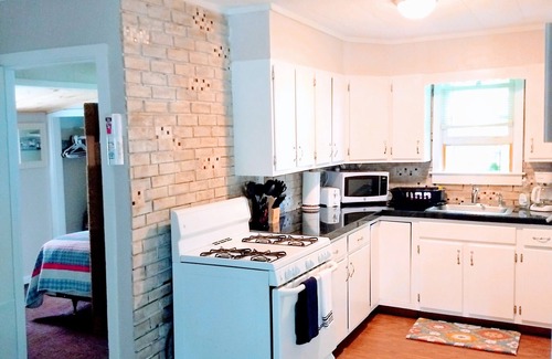Ocean Park Cottage | 3 Min Walk to Sand!-2 Bdr-Sleeps 5/Child/Dog/Family-Friendly/Amenities Aplenty!