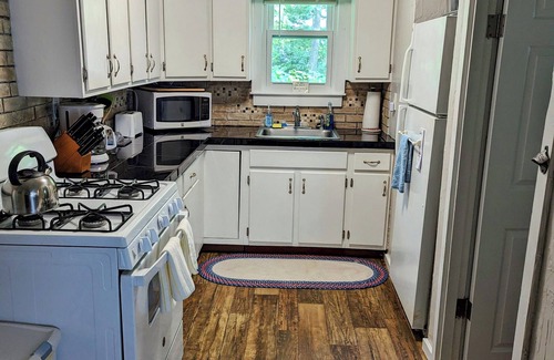 Ocean Park Cottage | 3 Min Walk to Sand!-2 Bdr-Sleeps 5/Child/Dog/Family-Friendly/Amenities Aplenty!