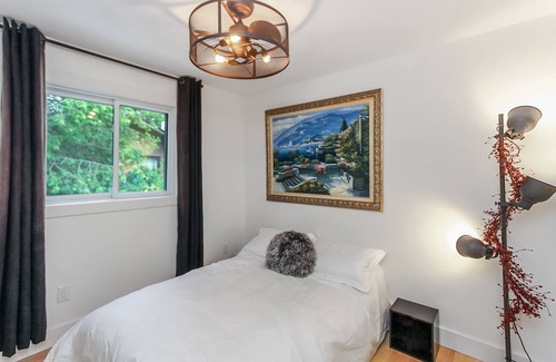 Wasaga Beach Cottage | *3 MINUTE WALK* to best beach in Wasaga! Romantic private treed cottage getaway!