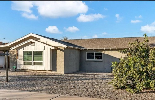 Scottsdale Estates Nine House | 3 minutes to Old Town Scottsdale! 2 Master Bedrooms!