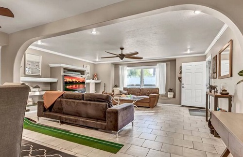 Scottsdale Estates Nine House | 3 minutes to Old Town Scottsdale! 2 Master Bedrooms!