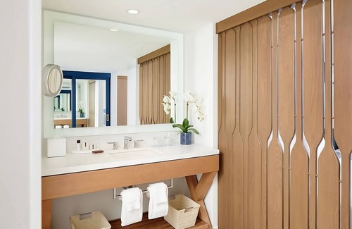 Waikiki Hotel | 3 Minutes Walk From Fort DeRussy! 3 Resort View Units for 12, Pool, Dining!