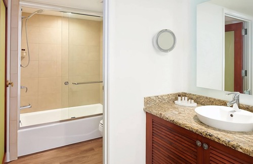 Waikiki Hotel | 3 Minutes Walk From Fort DeRussy! 3 Resort View Units for 12, Pool, Dining!