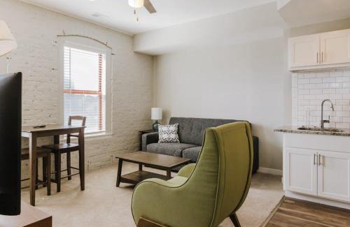 Chatham-Arch Apartment | 3 modern apts near nightlife & attractions