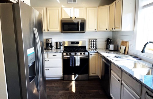 Kingman Park Bed & Breakfast | 3 Nearby DC Homes | Host Up to 30 Guests