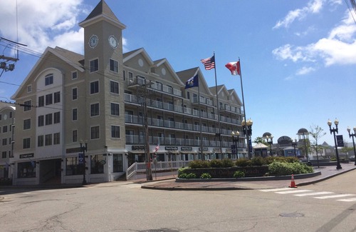Old Orchard Beach Condo | 3 Night Special-Grand Victorian-On the Beach-Luxury-4th Floor- Pool