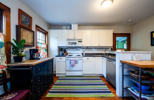 Lakeside Cottage | (3 Nt Min!) Lakeside Cottage Short Walk To Association Beach!