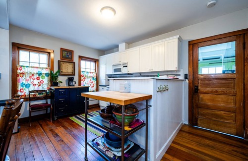 Lakeside Cottage | (3 Nt Min!) Lakeside Cottage Short Walk To Association Beach!