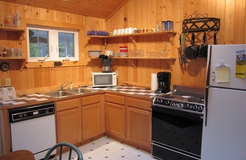 Lakeside Cottage | (3 Nt Min!) LAKESIDE HOME CLOSE TO ASSOCIATION BEACH & PRIVATE HOT TUB!