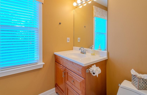 Trumbull House | 3 Queens Bed, 9 mins to SHU, Family & Pet Friendly