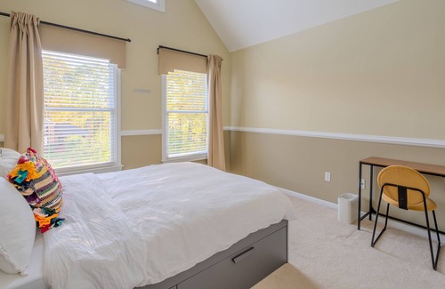 Trumbull House | 3 Queens Bed, 9 mins to SHU, Family & Pet Friendly