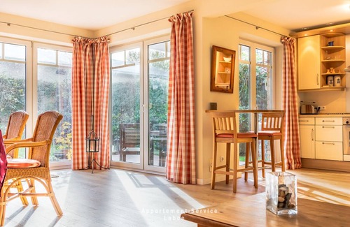 Stein Apartment | 3- Raum-wohnung im EG. Über 80 m² für bis zu 4 Personen 2x Schlafzimmer mit Doppelbetten , Großer Wohnbereich mit Sofa und Sessel, Offene Küchenzeile mit Esseplatz, Badezimmer mit Dusche und WC, Möblierte Terrasse mit Elektrogril