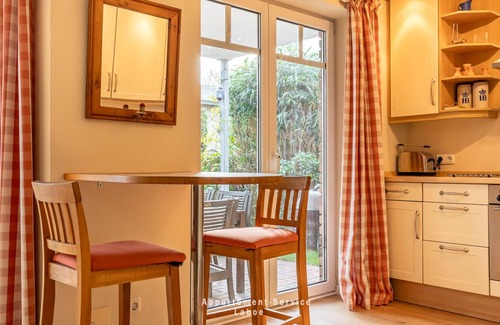 Stein Apartment | 3- Raum-wohnung im EG. Über 80 m² für bis zu 4 Personen 2x Schlafzimmer mit Doppelbetten , Großer Wohnbereich mit Sofa und Sessel, Offene Küchenzeile mit Esseplatz, Badezimmer mit Dusche und WC, Möblierte Terrasse mit Elektrogril