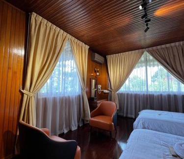 Tawau Cabin | 3 Retro-Antique Inspired Interconnected Family Rooms at Country Lodge - Eco Valley Retreat 豐之谷