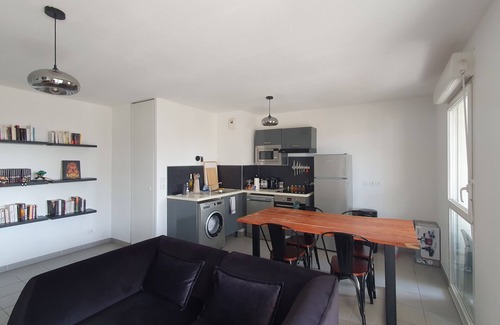 Euromed - La Joliette Apartment | 3-room apartment in secure residence terrace sea view + parking. Metro 50m away