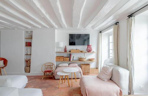 Quartier du Mail Apartment | 3 rooms, view on Paris roofs chic & cosy - 70 m2