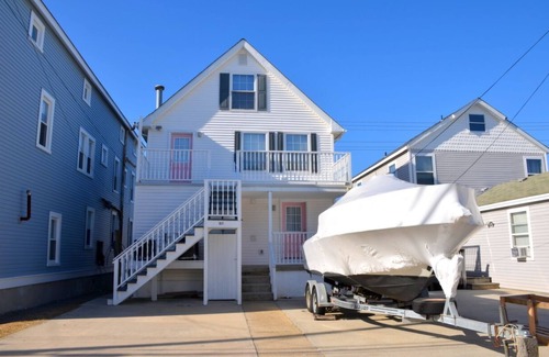 North End Condo | 3 short blocks to the beach and boardwalk. Within a short distance to the library, stores, rides and restaurants.