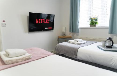 Corby Apartment | 3 Smart TVs, Sleeps 3, VAN PARKING, Fast WIFI