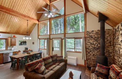 North Wawona House | 3 Springs Hideout - Family cabin with hot tub in Yosemite