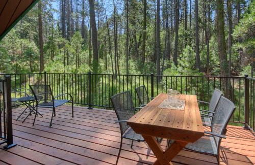 North Wawona House | 3 Springs Hideout - Family cabin with hot tub in Yosemite