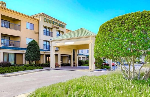 Monroe Hotel | 3-Star Hotel ∙ Courtyard Monroe Airport