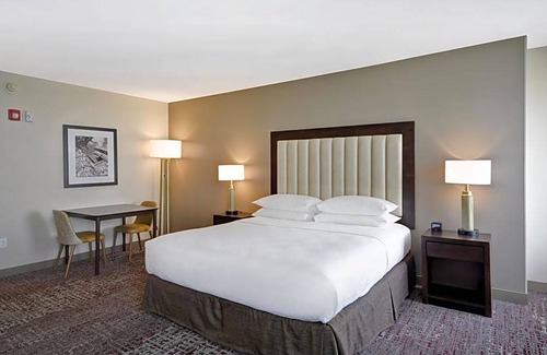 Bedford Park Hotel | 3-Star Hotel ∙ DoubleTree by Hilton Chicago Midway Airport, IL