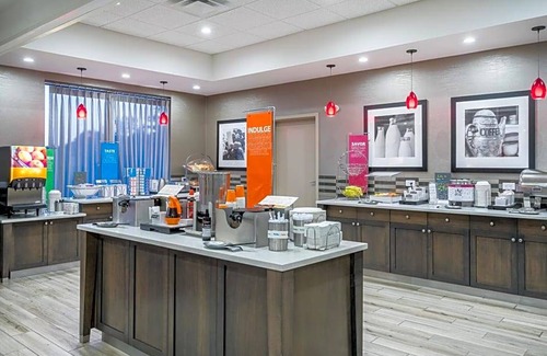 Oxford Hotel | 3-Star Hotel ∙ Hampton Inn by Hilton Oxford, ME