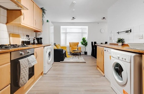 Cheetham Hill House | 3 story Family Home/Spacious & Modern/Free Parking