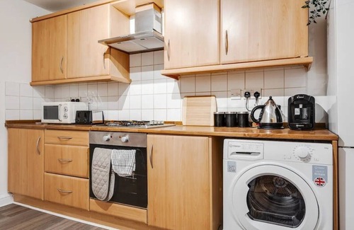 Cheetham Hill House | 3 story Family Home/Spacious & Modern/Free Parking