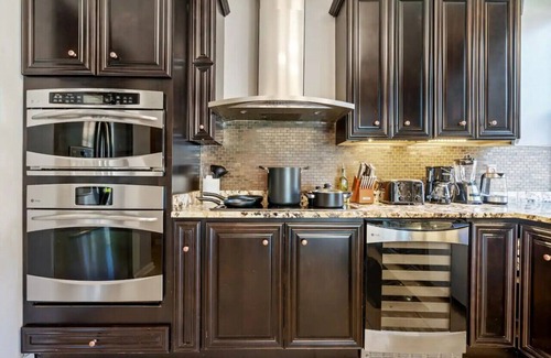 Shadyside House | 3-Story Historic Home | Steam Shower | 3 King Beds