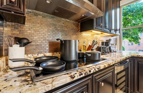 Shadyside House | 3-Story Historic Home | Steam Shower | 3 King Beds